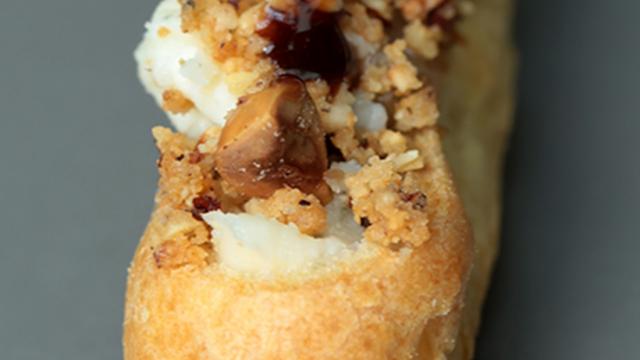 Mini éclairs compotée de poires aux raisins, roquefort Papillon, crumble de noisettes sirop de Liège balsamiqué