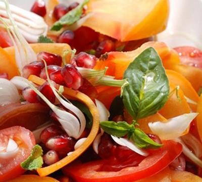 Salade parfumée de tomates et de fruits