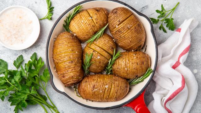 De délicieuses pommes de terre Hasselback si faciles à préparer que tout le monde peut le faire !