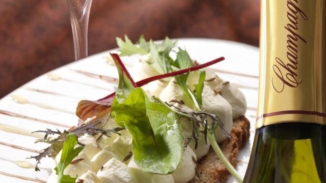 Chantilly de brie à la graine de cavri et pain grillé au miel avec un champagne de vigneron blanc de noirs