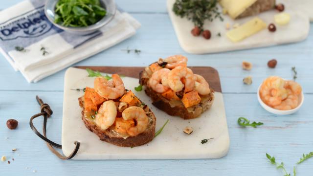 Tartine gratinée à la patate douce, tomme, roquette et crevettes