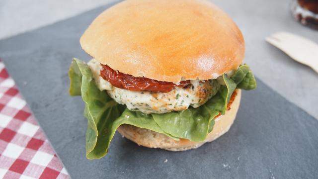 Burger de dinde à la ricotta et sa sauce tartare noisette