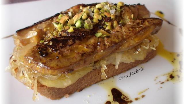 Foie gras poêlé sur lit de pommes et choucroute à la cannelle