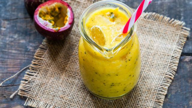 Parfait pour se rafraîchir : testez ce délicieux smoothie ananas, orange, passion signé Julie Andrieu !