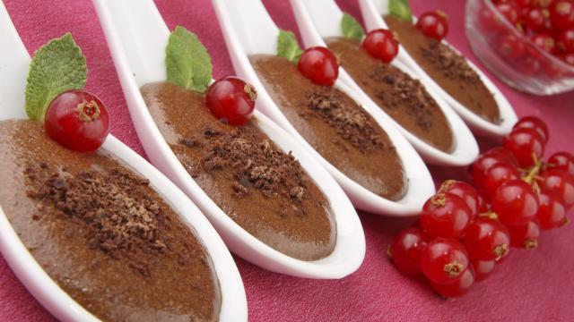 Cuillères de mousse au chocolat