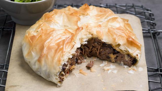 Pastilla de joues de bœuf et salade d'herbes