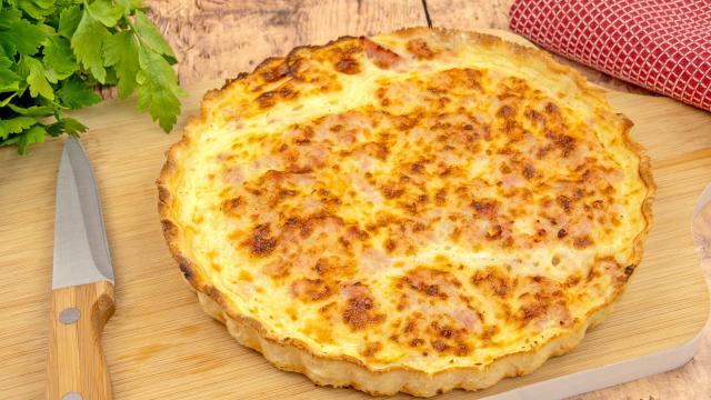 Cette recette de quiche lorraine ultra simple et bien meilleure que celle que vous achetez