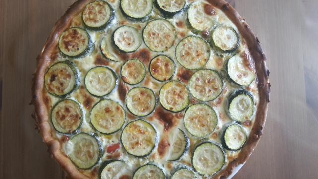 Quiche aux courgettes, thon et tomates