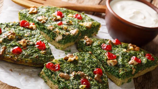 “Pour recycler les herbes qui font un peu la tête” : François-Régis Gaudry nous partage la recette du kuku sabzi, une galette perse riche en saveurs