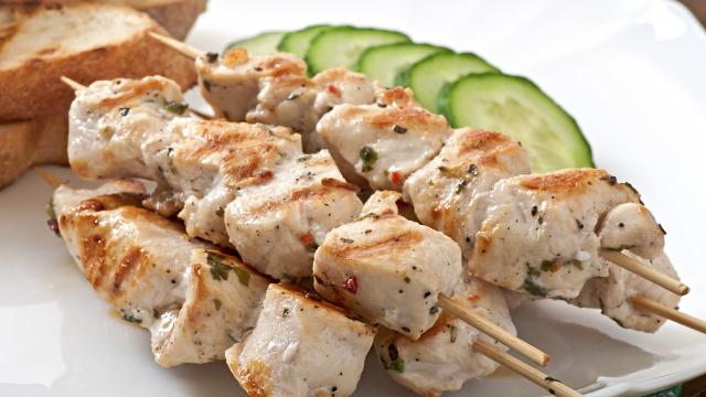 Brochettes de poulet marinées