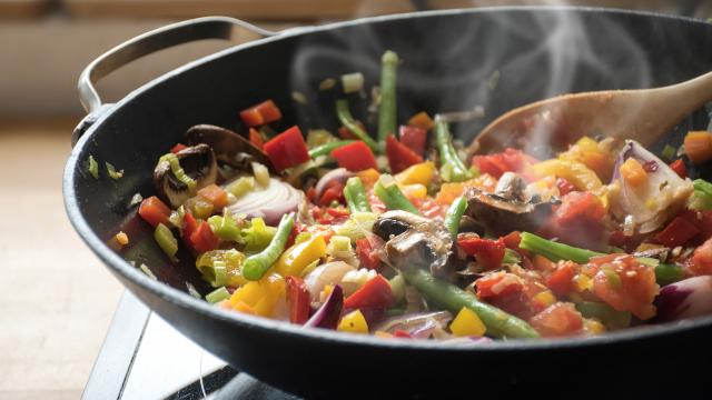 Wok ou vapeur : quel mode de cuisson est réellement le plus sain ? Cette diététicienne tranche