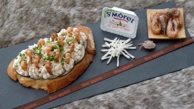 Tartine fromagère au St Môret aux crevettes grises et radis noir