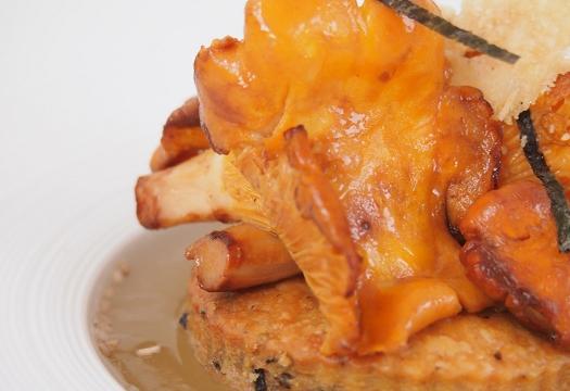 Sablé au nori et parmesan, girolles poêlées  sur un miroir de poulet au sésame