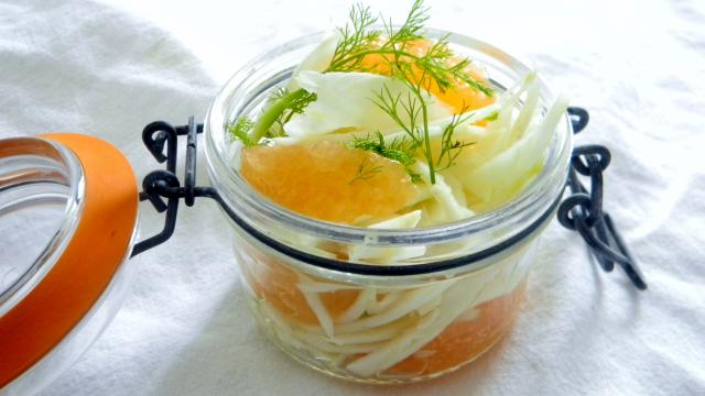 Salade fenouil, pamplemousse, hareng fumé à emporter dans son pot