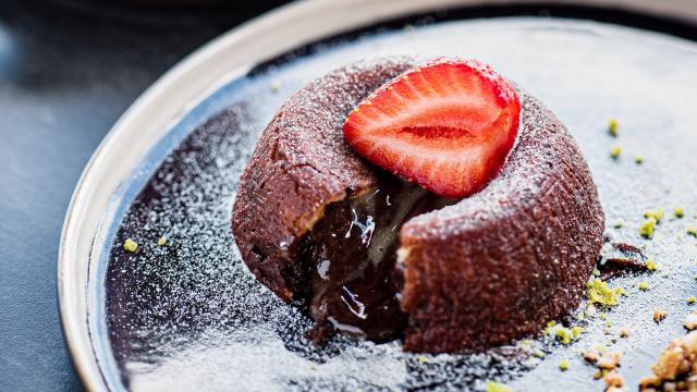 "Il faut tester !” : Cyril Lignac livre sa recette de fondant au chocolat encore coulant à coeur !