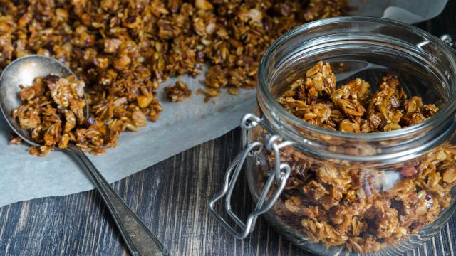 Découvrez cette méthode pour faire un granola maison moins gras et moins sucré !
