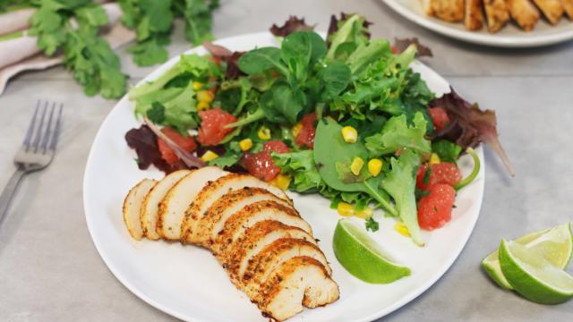 Salade vitaminée au poulet, pomelo et maïs