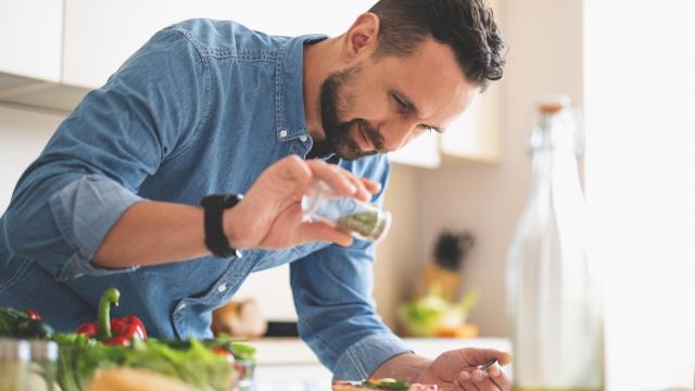 Manger régulièrement des épices et des herbes aromatiques pourrait aider à booster son microbiote