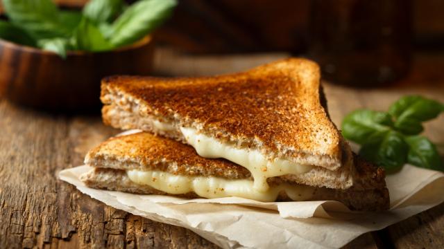 "Une création de dingue et tellement gourmande" : le chef Simone Zanoni dévoile sa recette de sandwich façon cacio e pepe !