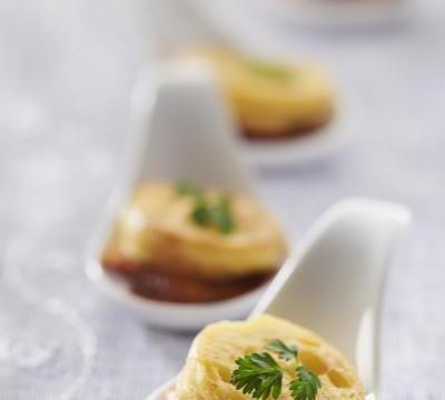 Tapas de quenelles au brochet, truite fumée et sauce au vin rouge