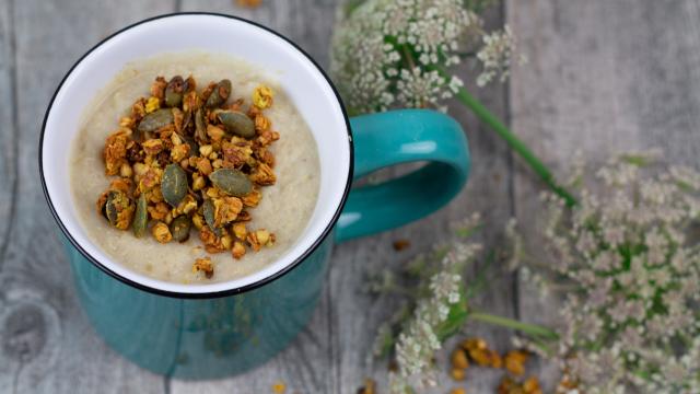 Une diététicienne partage sa recette de granola salé, parfaite pour sublimer vos soupes ou vos crumbles !