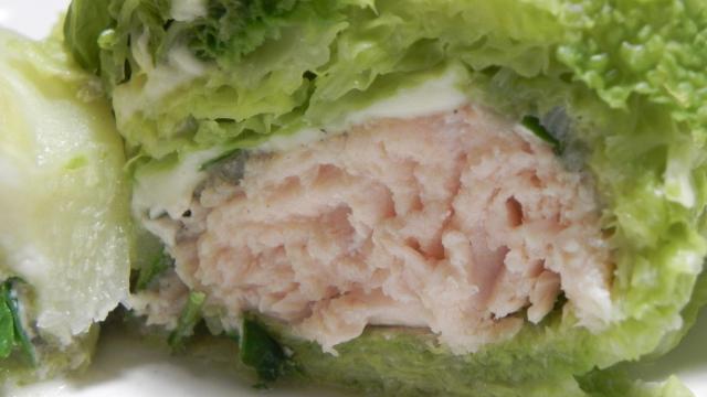 Salade de saumon en paupiette de chou frisé