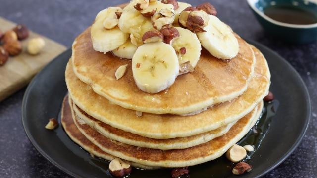 Pancakes au sirop d'érable, bananes et noisettes