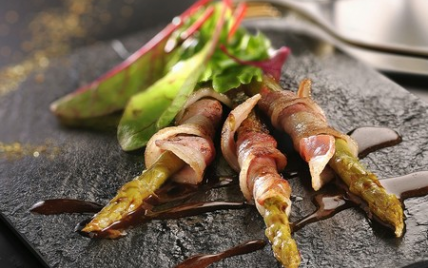 Les asperges roulées à la ventrêche de cochon et mesclun de salades