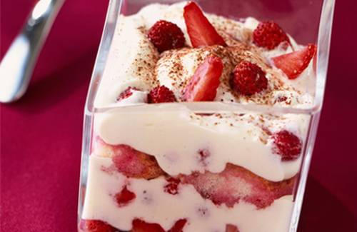 Tiramisu aux fraises, Philadelphia et liqueur de mûre