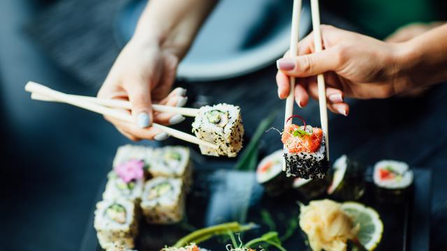 Manger des sushis avec des baguettes : L'erreur que l'on commet tous !