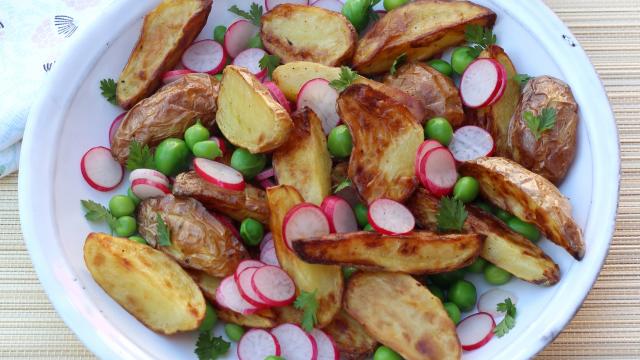 Salade de pommes de terre primeur rôties aux petits pois frais et radis