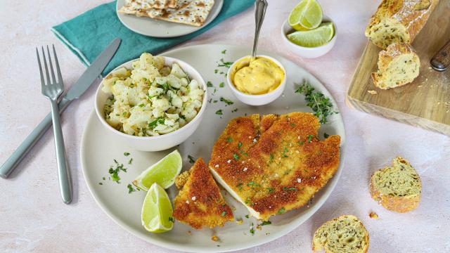 Escalopes de poulet panées et écrasé de chou-fleur