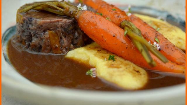 Joue de bœuf braisé au vin et carottes