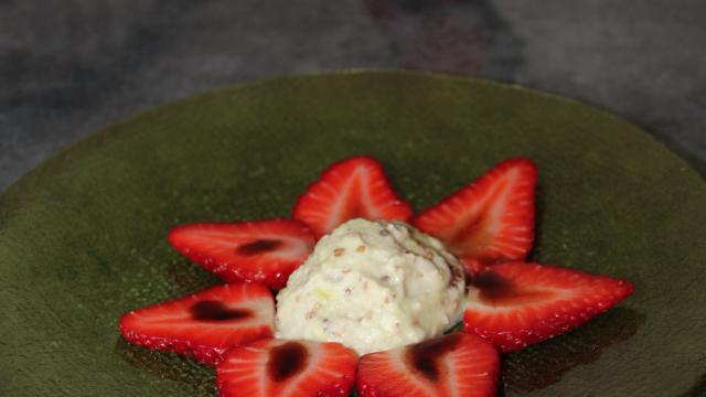 Recette de fraises au caramel balsamique et glace wasabi