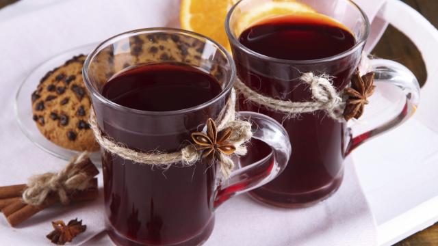 Punch de Noël aux fruits, vins, rhum et épices