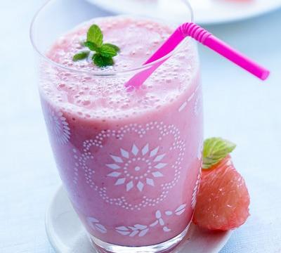 Smoothie pamplemousse de Floride, banane, gingembre et fraise