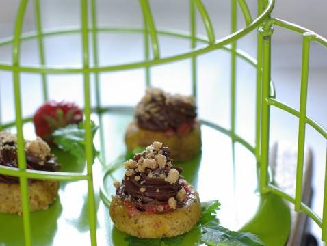 Petit fondant à l'amande safran, ganache chocolat, fraise croustillante coriandre