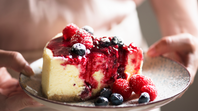 “C’est un délice, moi, je le mange tiède” : Cyril Lignac dévoile ses secrets pour réussir un beau cheesecake marbré