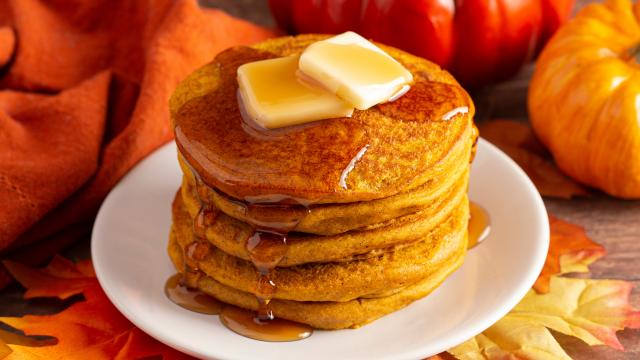 Pumpkin spice pancakes : une diététicienne partage sa recette parfaite pour un petit-déjeuner ou goûter d’automne !