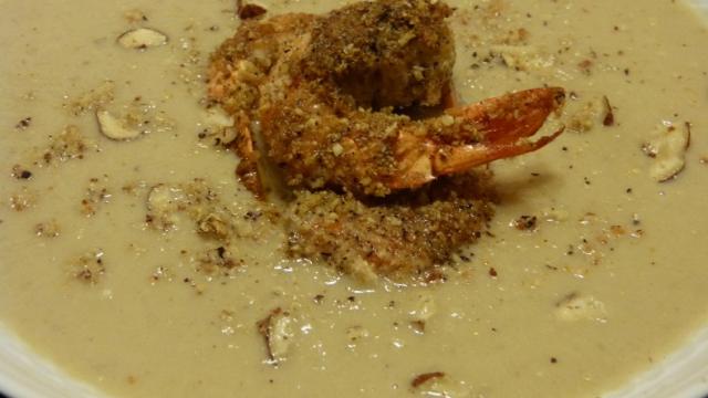 Velouté de topinambours, châtaignes et gambas panées maison