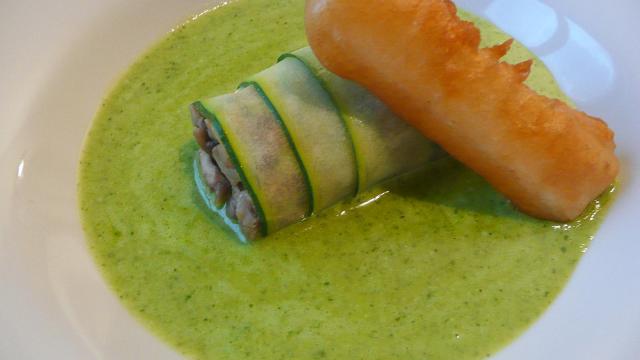 Cannelloni de courgette aux champignons de Paris, velouté de fanes de radis, tempura de céleri rave