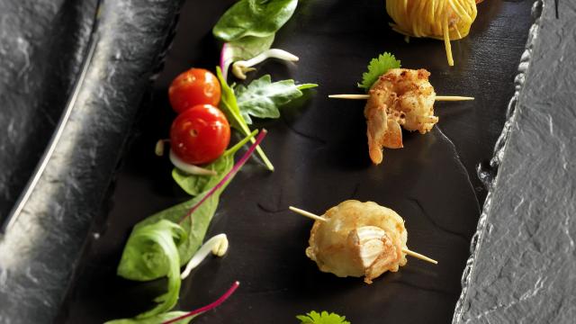 Petites brochettes de langoustines accompagnées