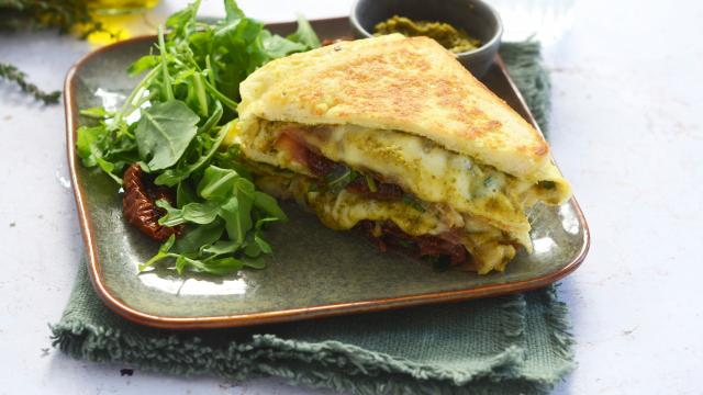 Sandwich omelette au pesto, jambon cru et mozzarella