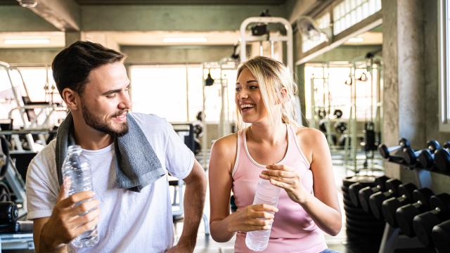 Quelle quantité d’eau boire pendant une séance de sport ? Un nutritionniste répond