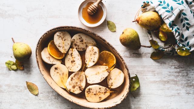 Comment faire des poires rôties au four, un dessert simple et délicieux parfait pour la saison !