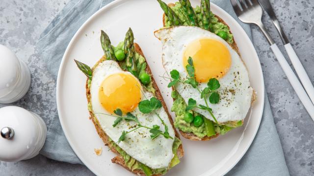 Samoussas au four au poulet et noix, taboulé libanais, tartines à l’avocat, asperges et œufs au plat… Votre menu healthy de la semaine du 23 au 27 mai par 750green