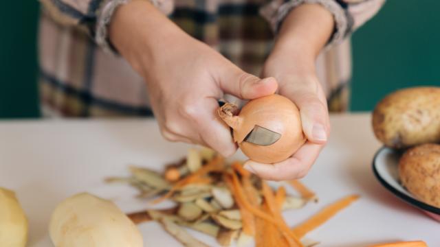 Ne jetez surtout pas les épluchures de ce légume, elles peuvent devenir un super engrais pour les plantes à 0 centimes !