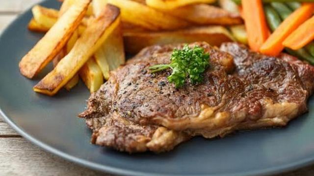 Entrecôte grillée et frites maison