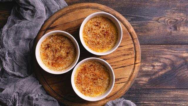 “LE dessert craquant et fondant” : Cyril Lignac partage sa recette de crème brûlée avec sa touche irrésistible !