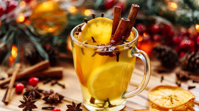 Connaissez-vous le vin blanc chaud, un cocktail de Noël qui change de la version classique ?